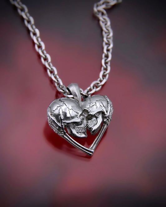 KISSING SKULLS NECKLACE
