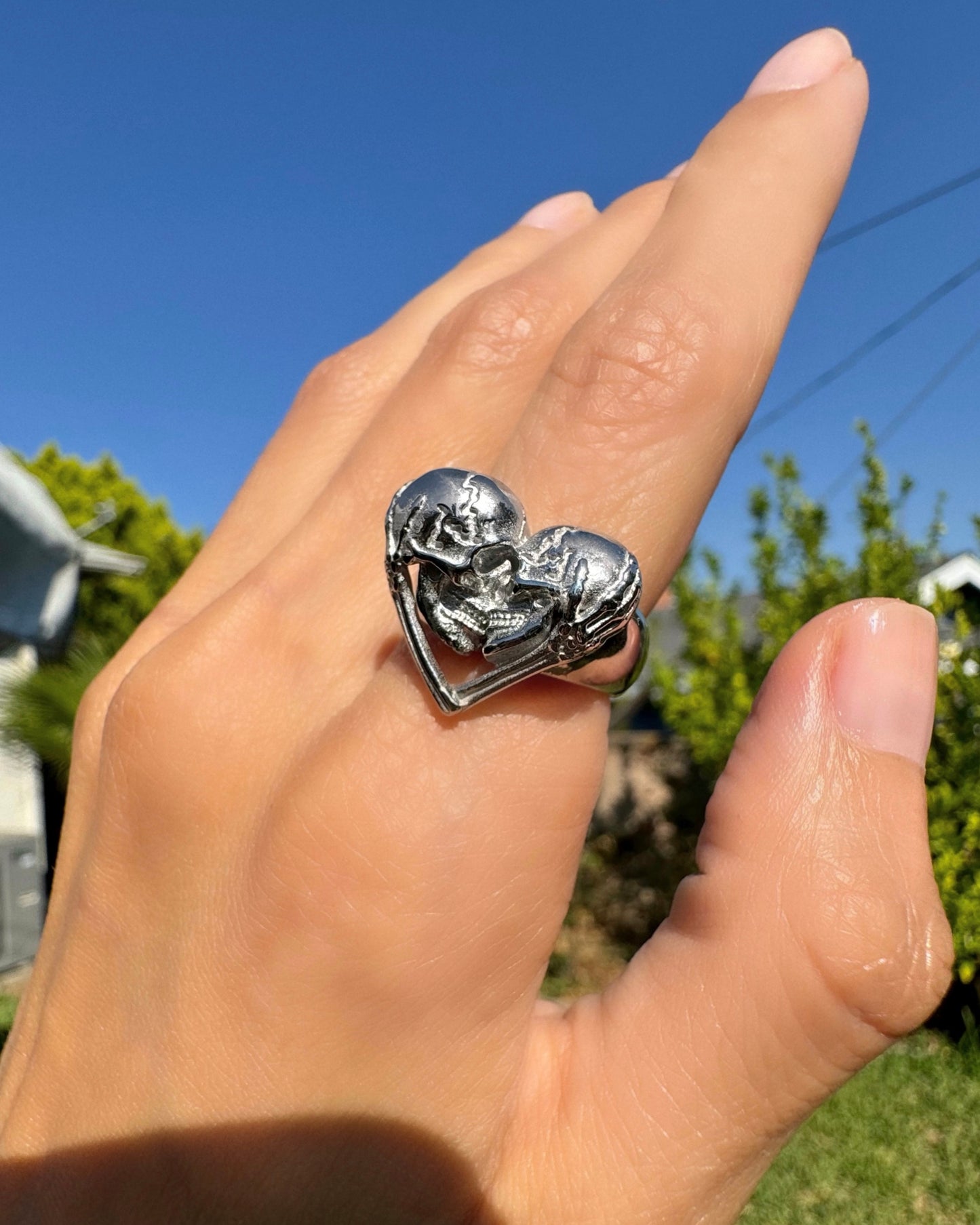 KISSING SKULLS RING