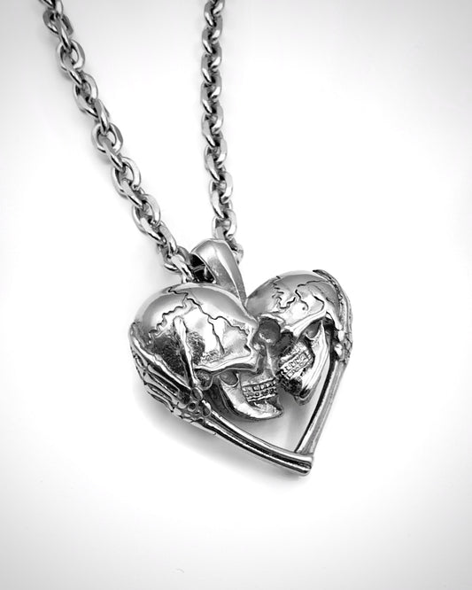 KISSING SKULLS NECKLACE