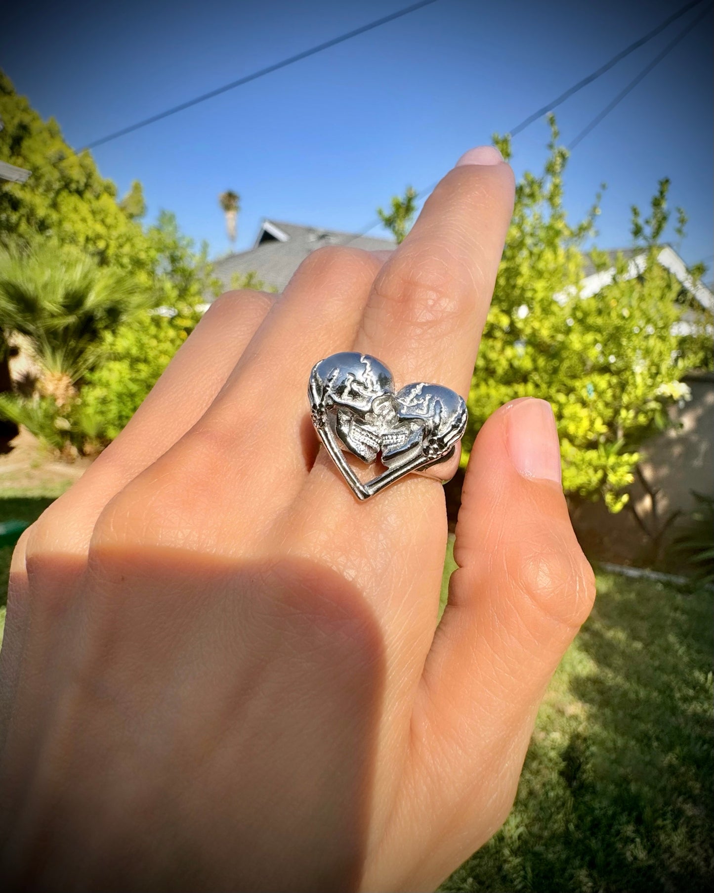 KISSING SKULLS RING