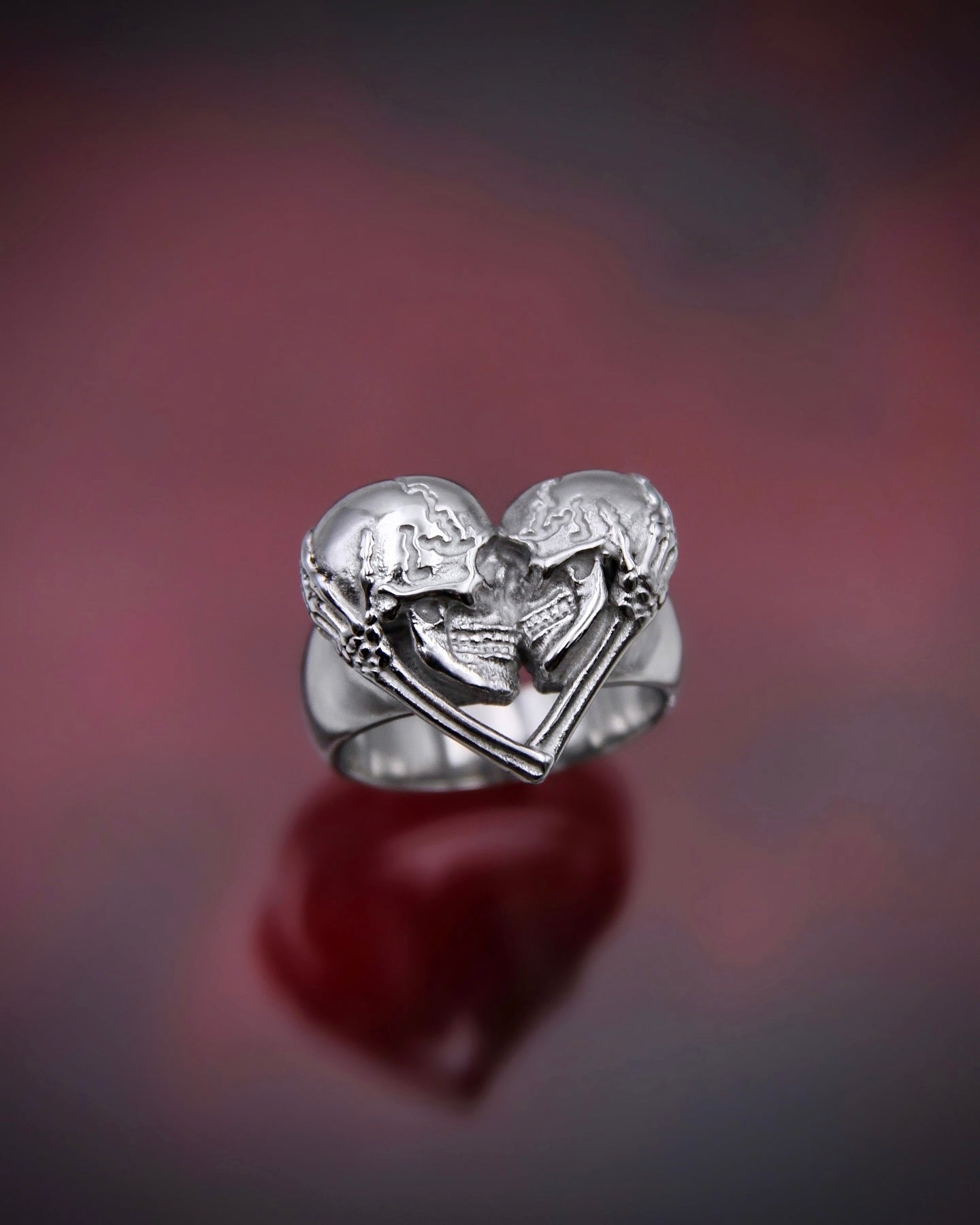 KISSING SKULLS RING