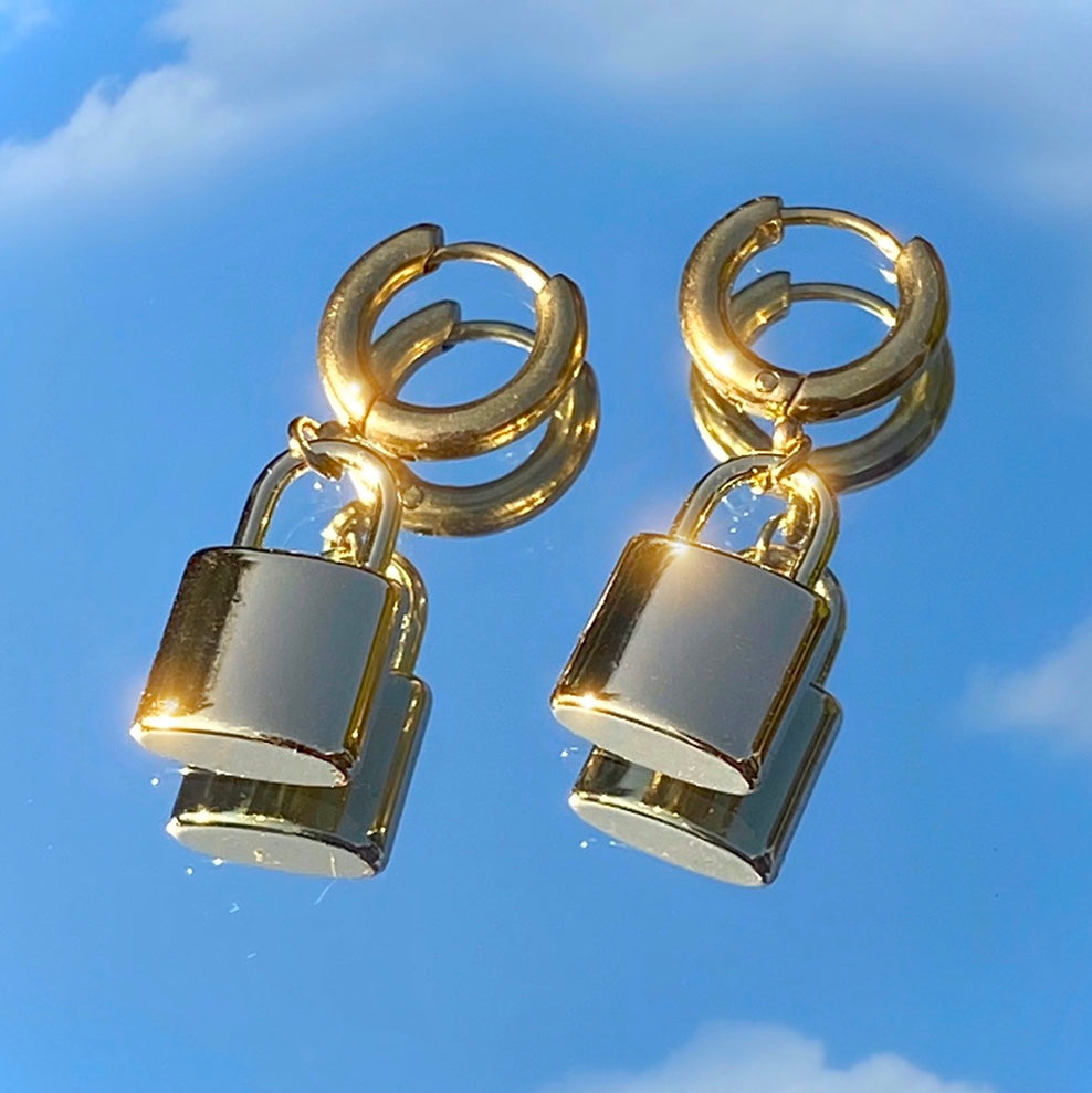 GOLD LOCK HOOP EARRINGS