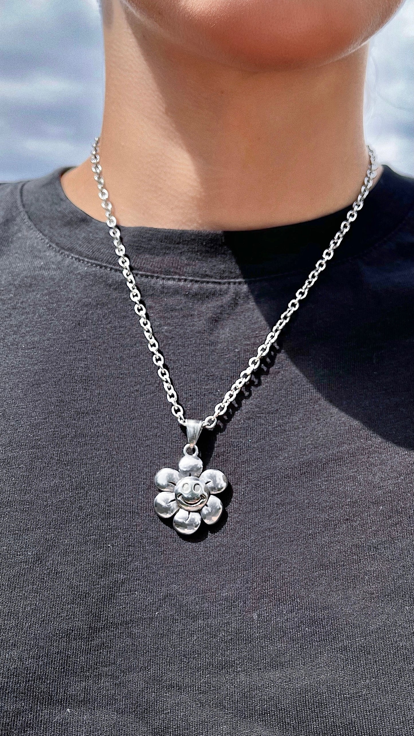 SMILEY DAISY NECKLACE