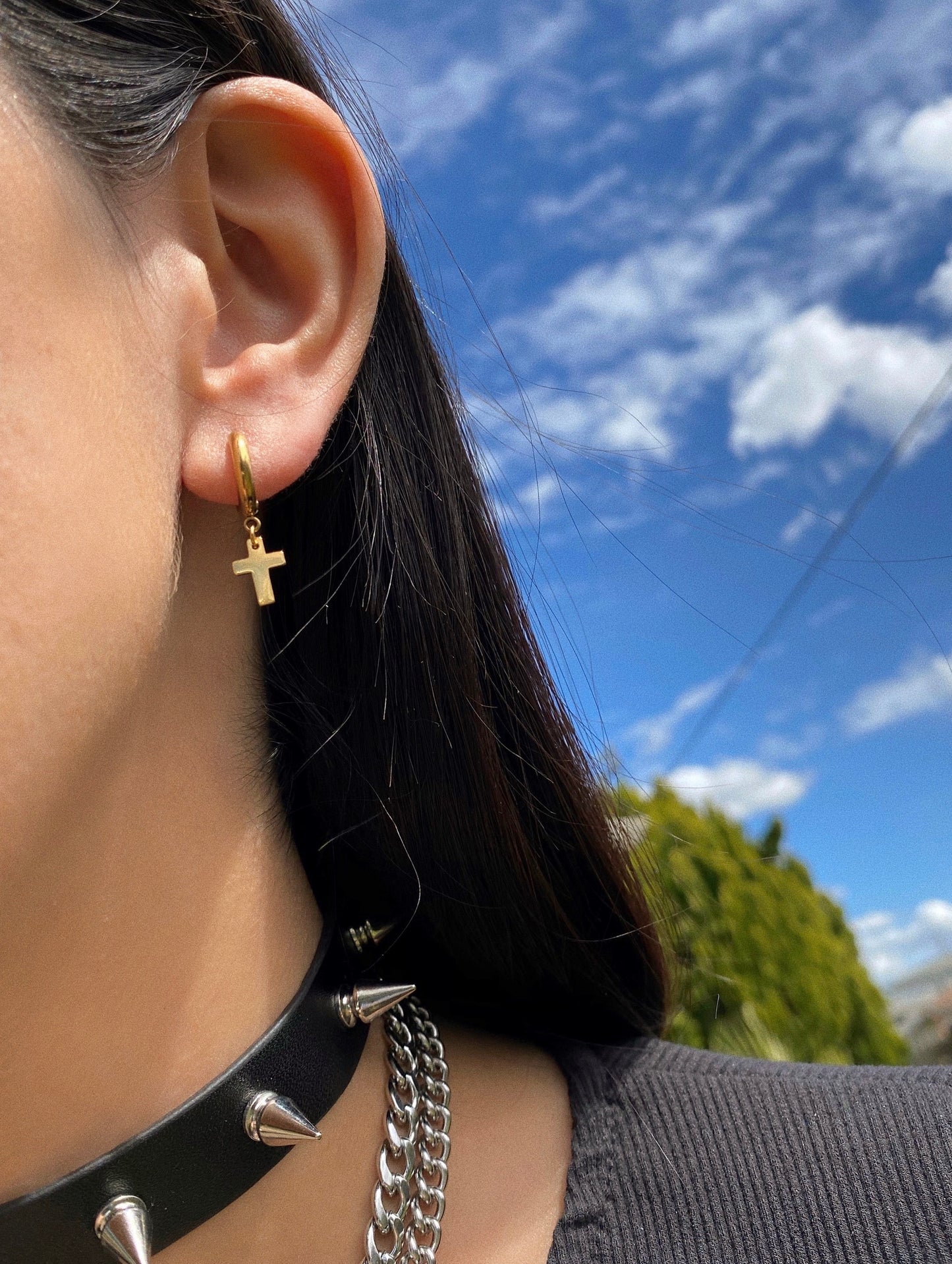 THE GOLD MINI CROSS EARRINGS