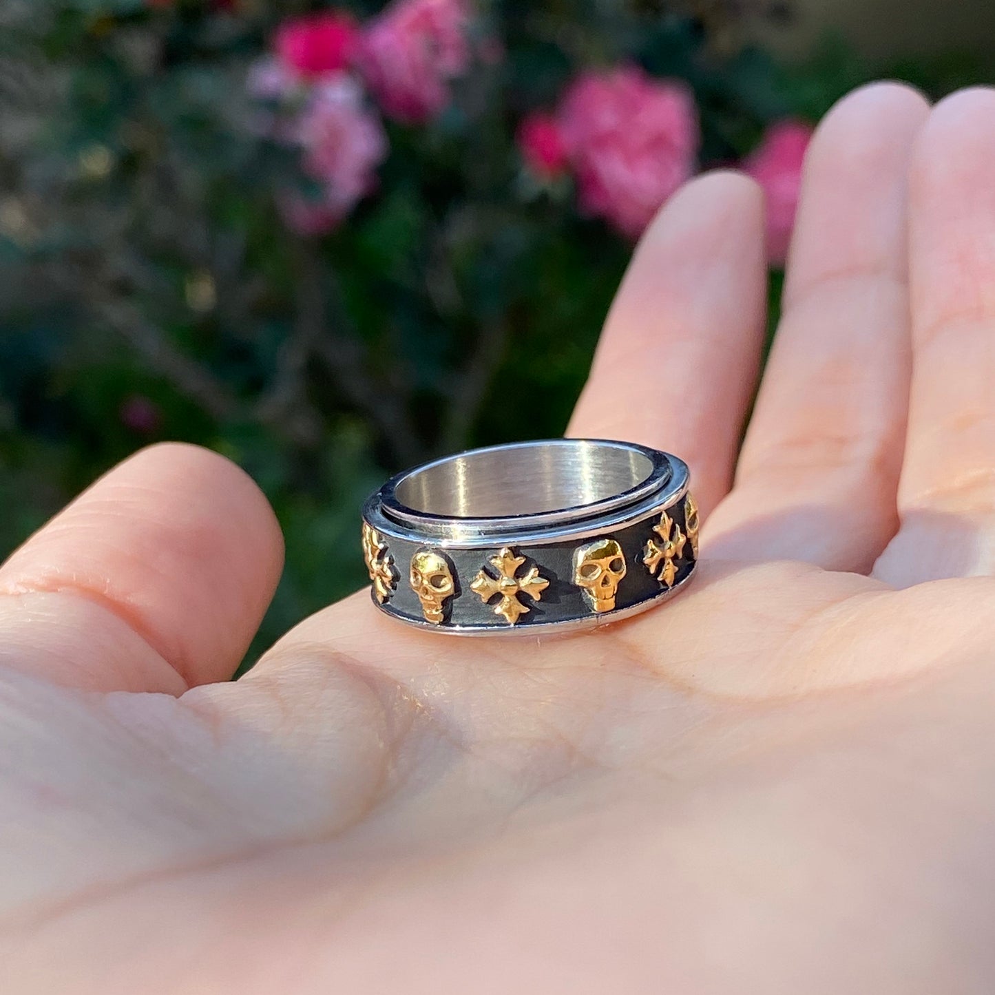 SPINNING SKULLS RING
