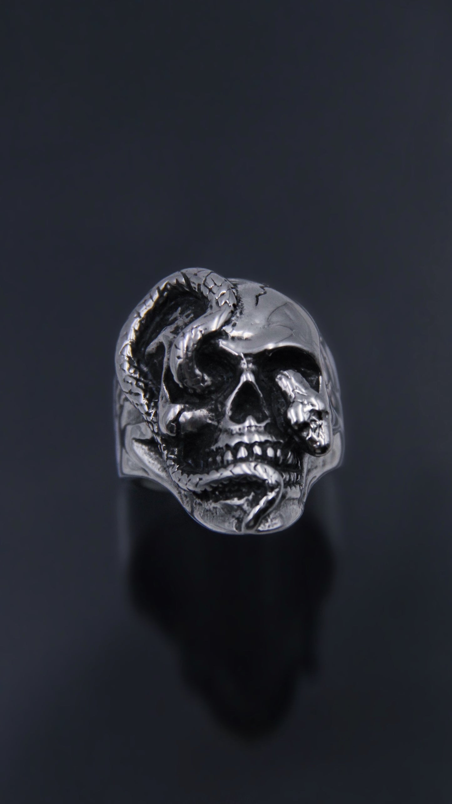 SLITHER SKULL RING