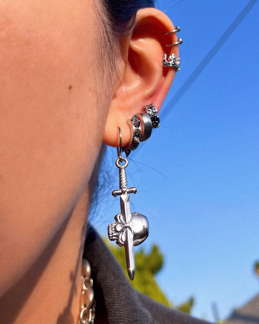 DAGGER EYES EARRINGS