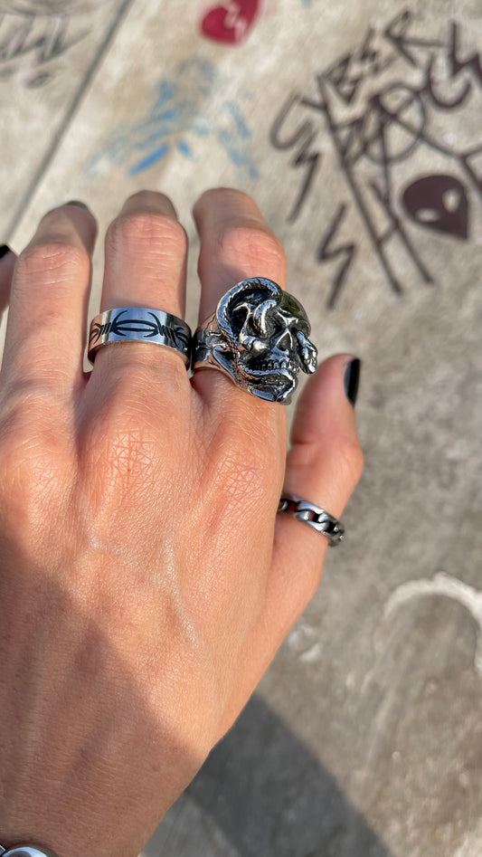 SLITHER SKULL RING
