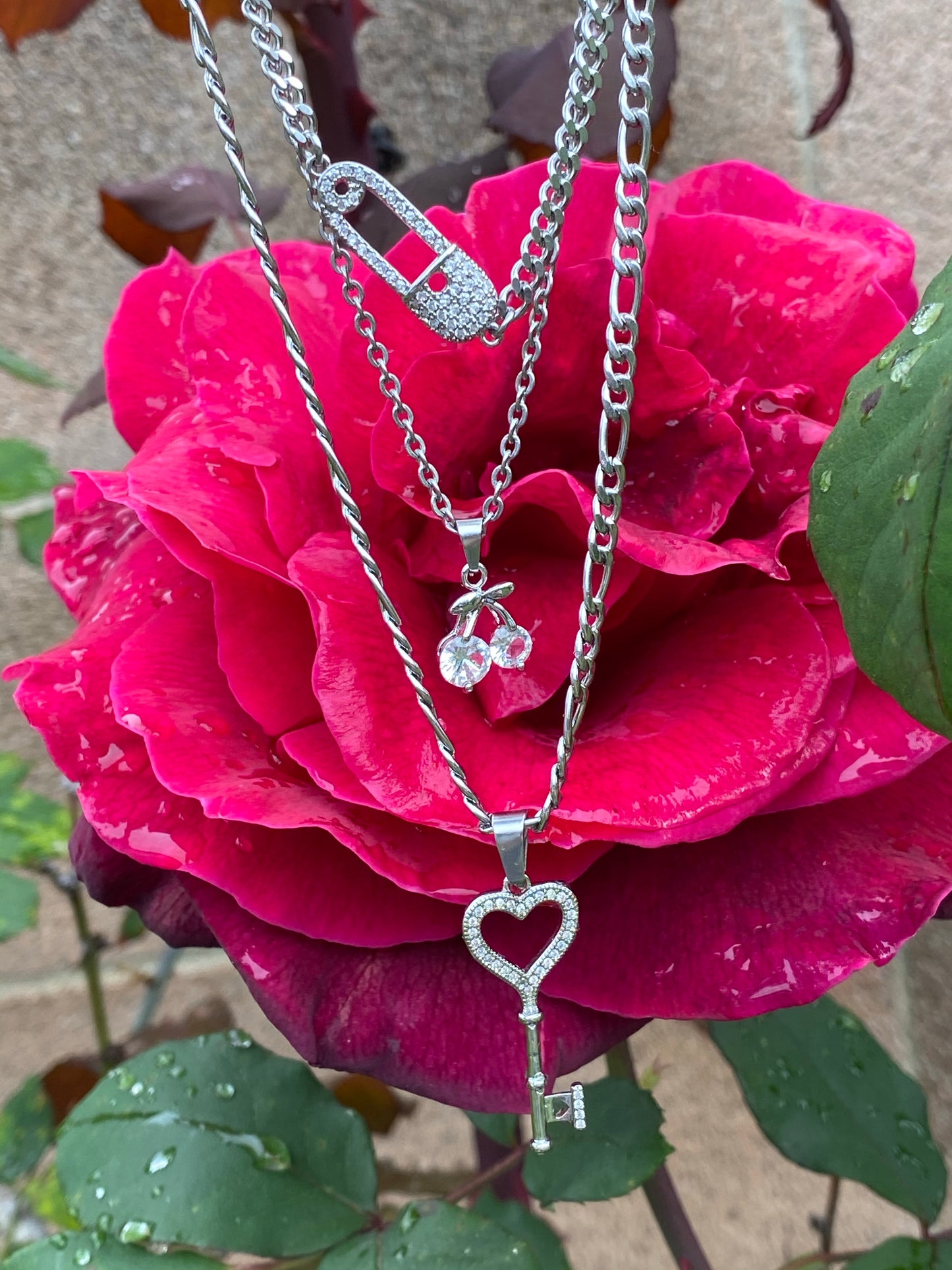 THE SAFETY NECKLACE SET