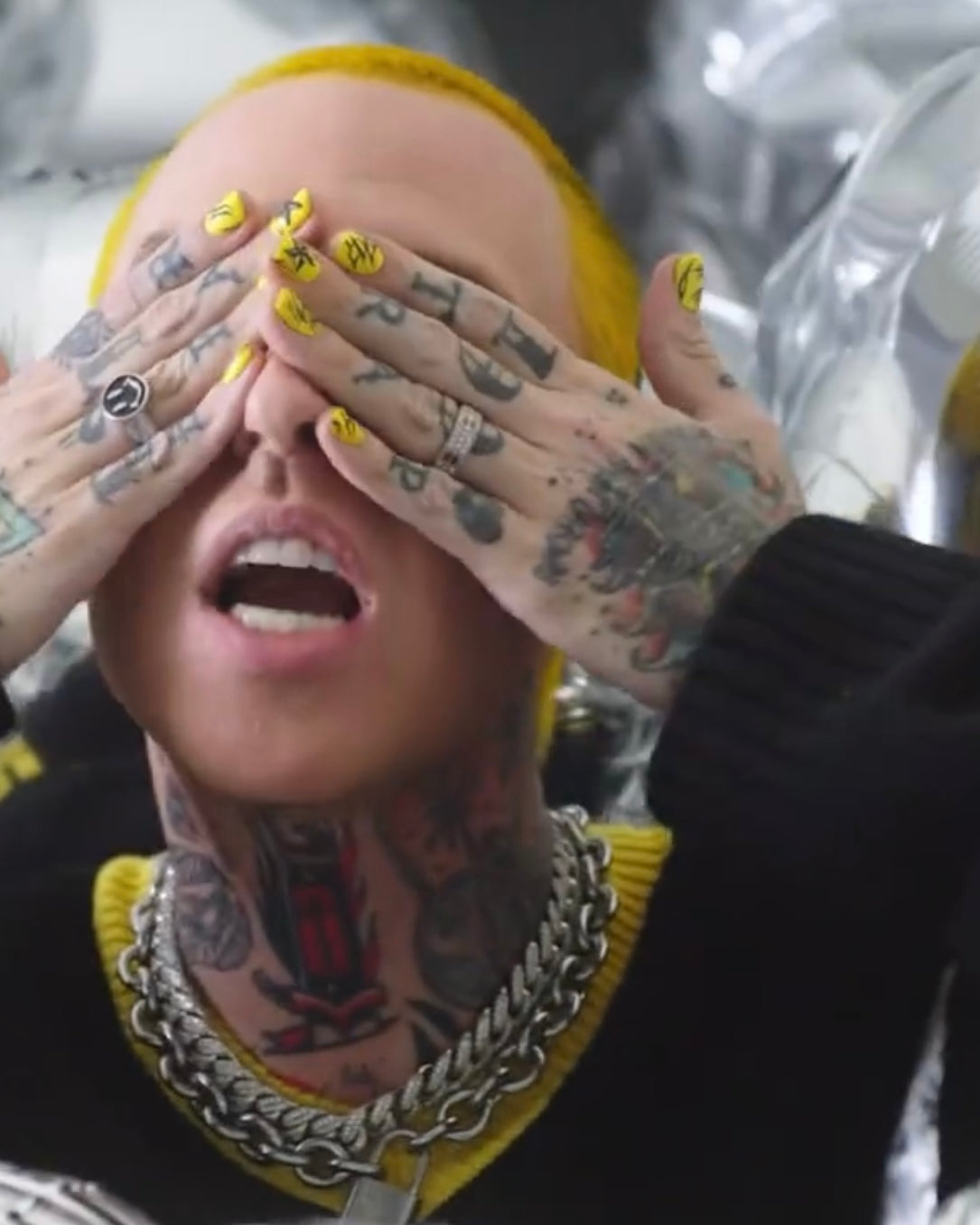 BLACK HAPPY FACE RING