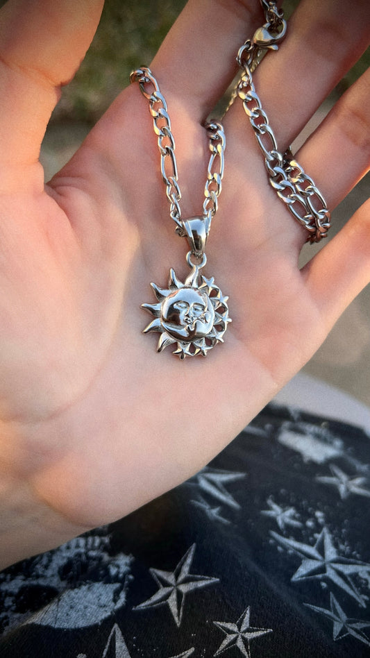 SUN MOON KISS NECKLACE