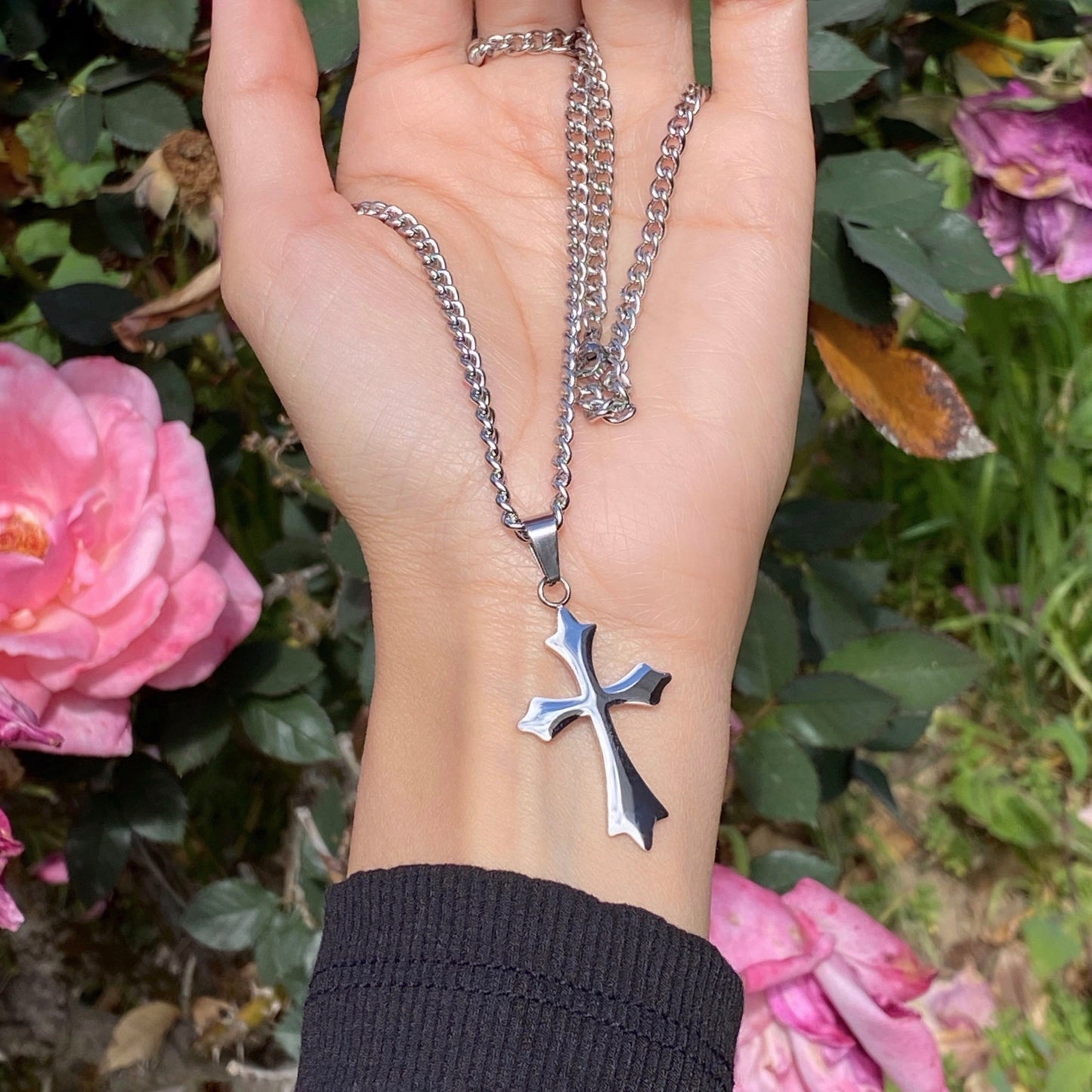 SINNER CROSS NECKLACE