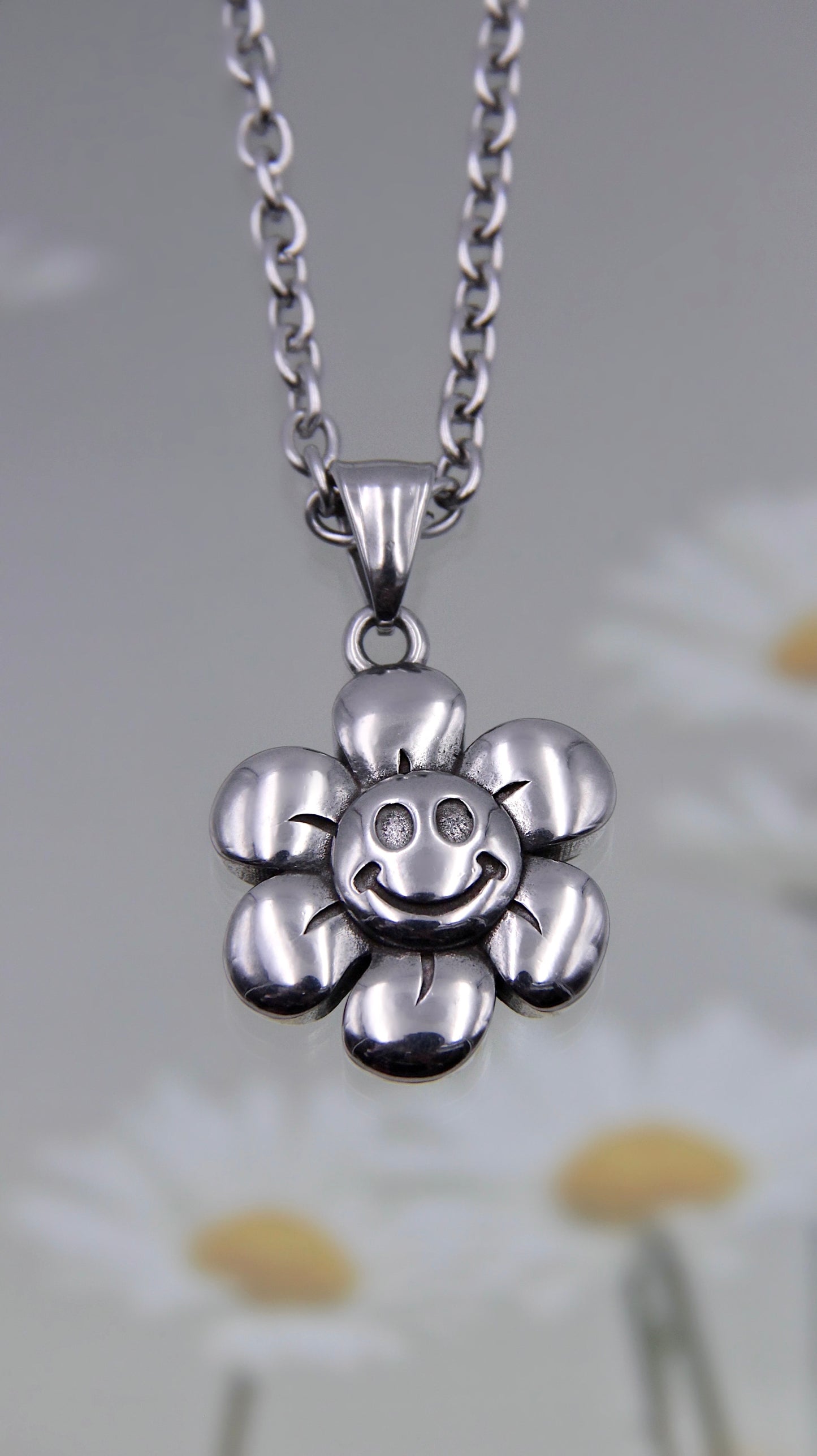 SMILEY DAISY NECKLACE