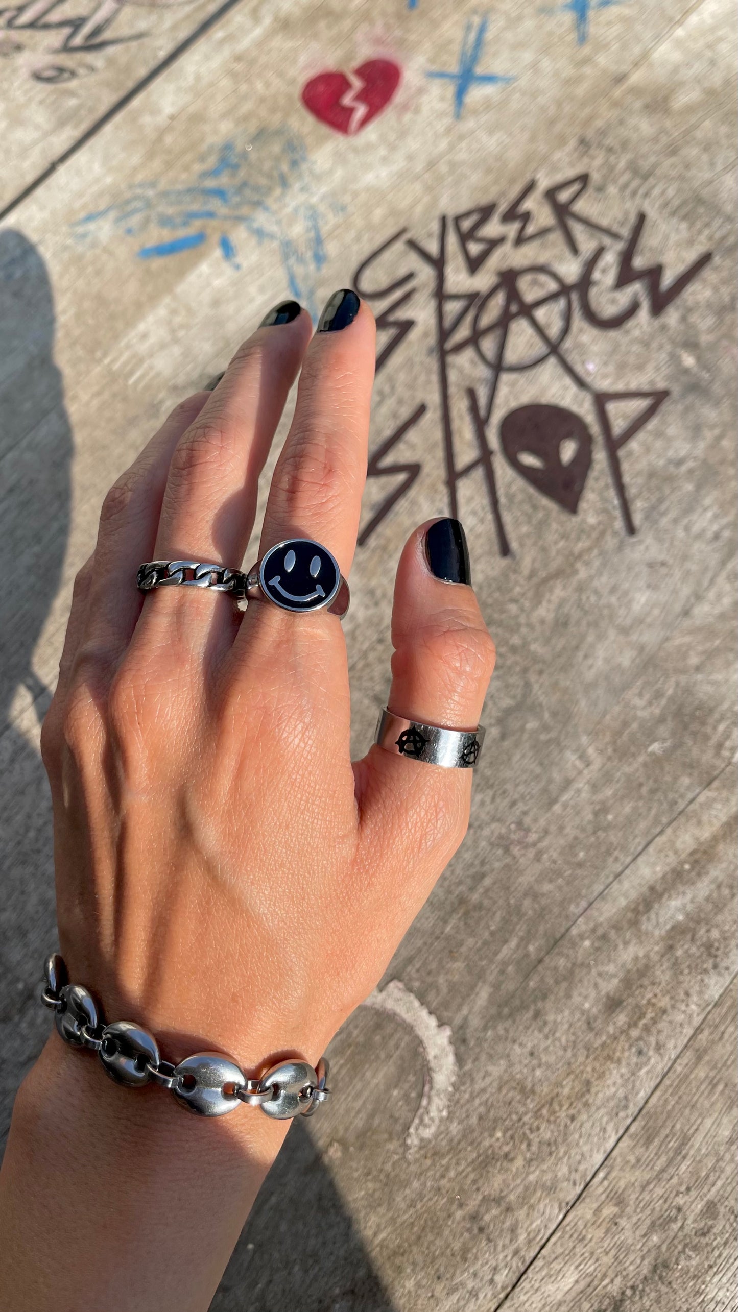 BLACK HAPPY FACE RING