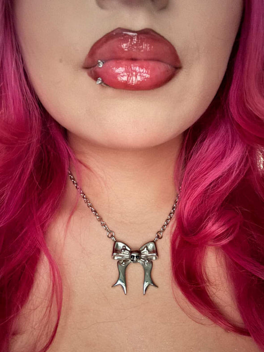 CROSSBONES SKULL BOW NECKLACE