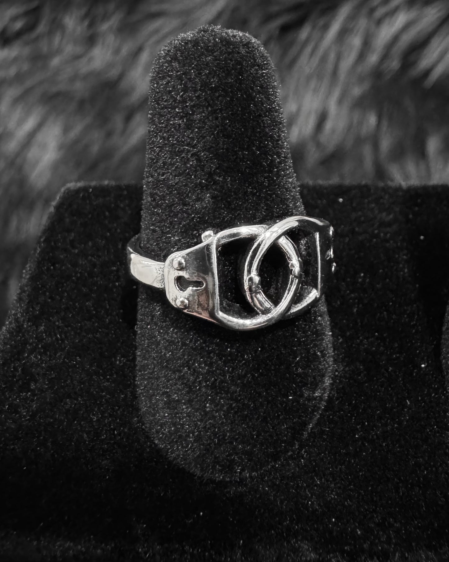 HANDCUFF RING