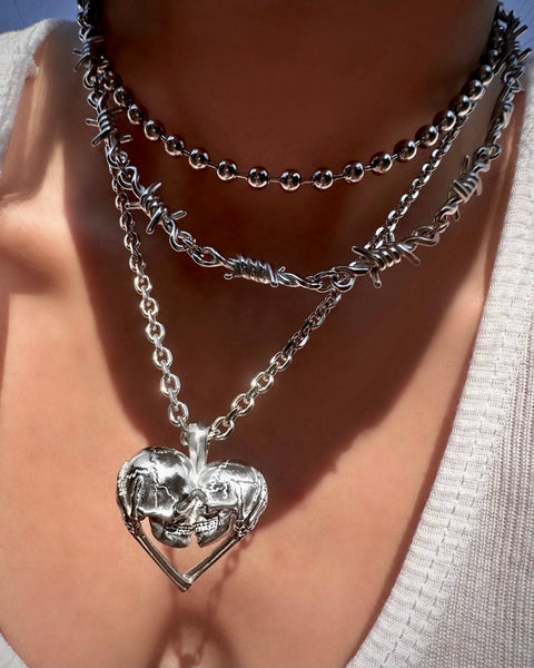 KISSING SKULLS NECKLACE