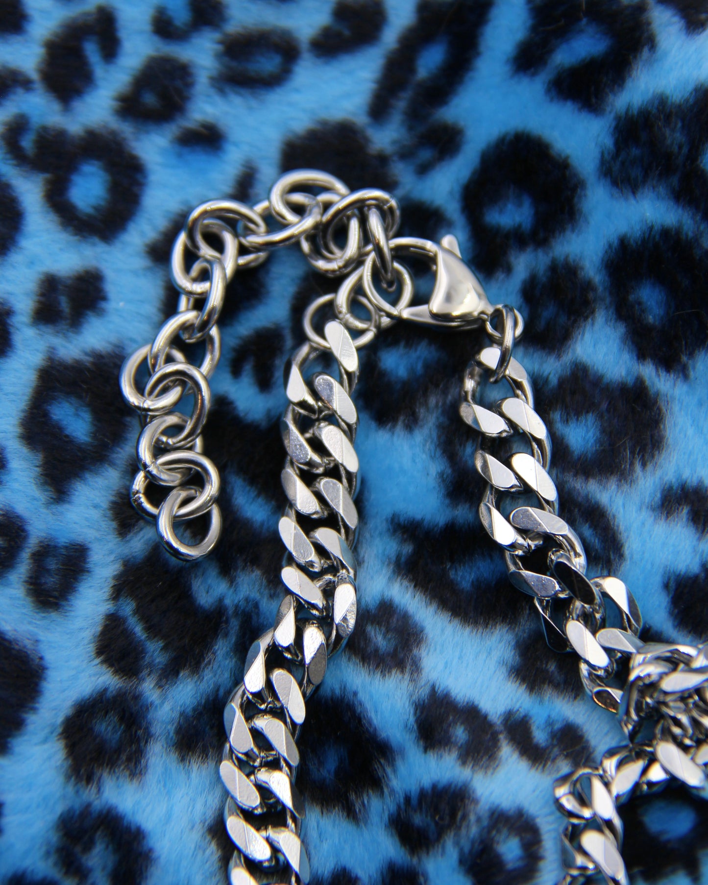 MINI HANDCUFFS NECKLACE