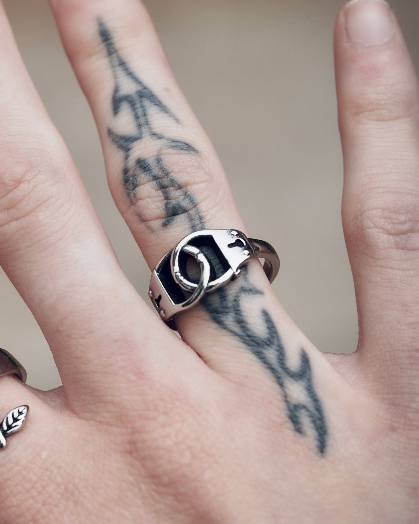 HANDCUFF RING