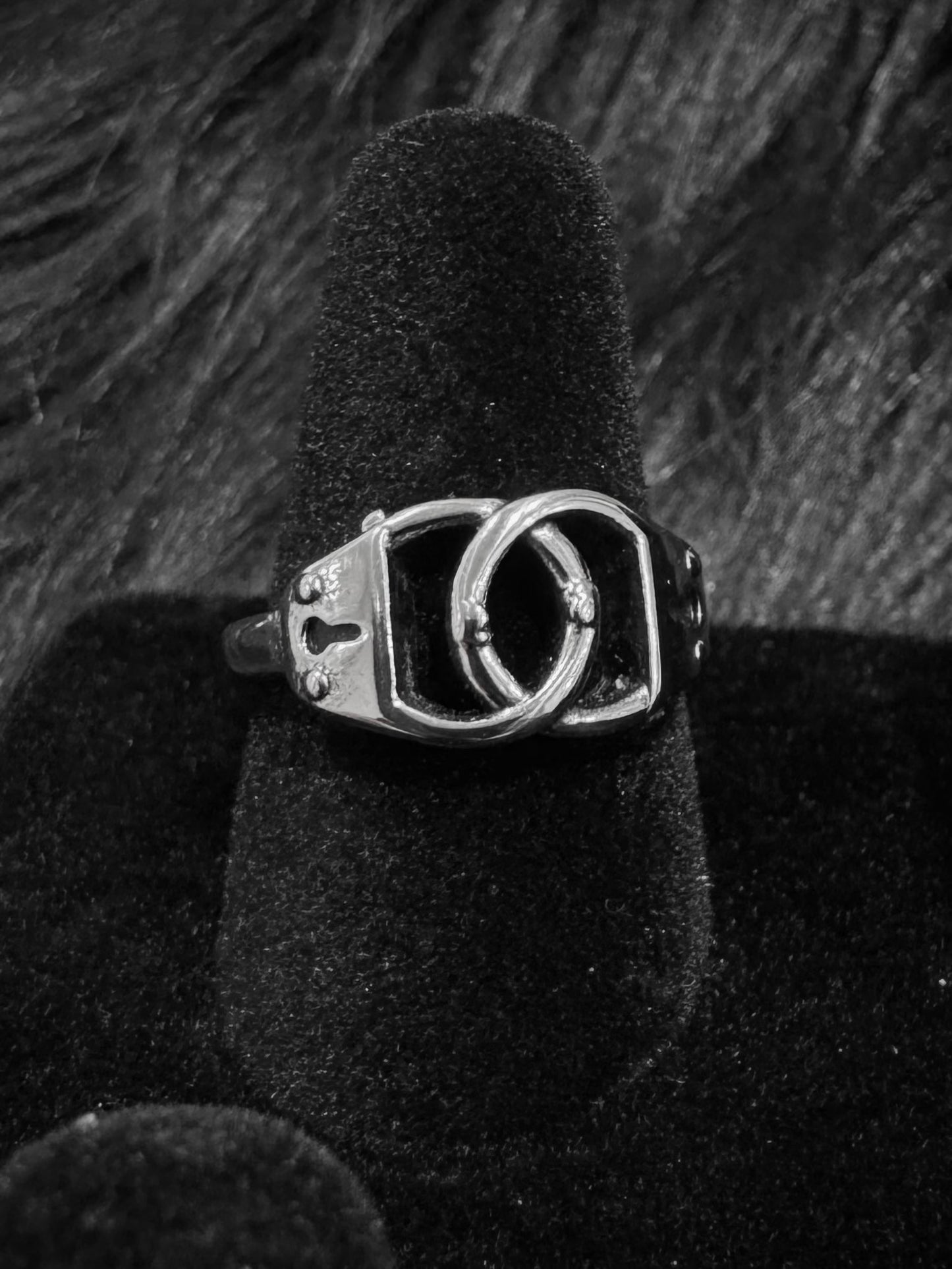 HANDCUFF RING