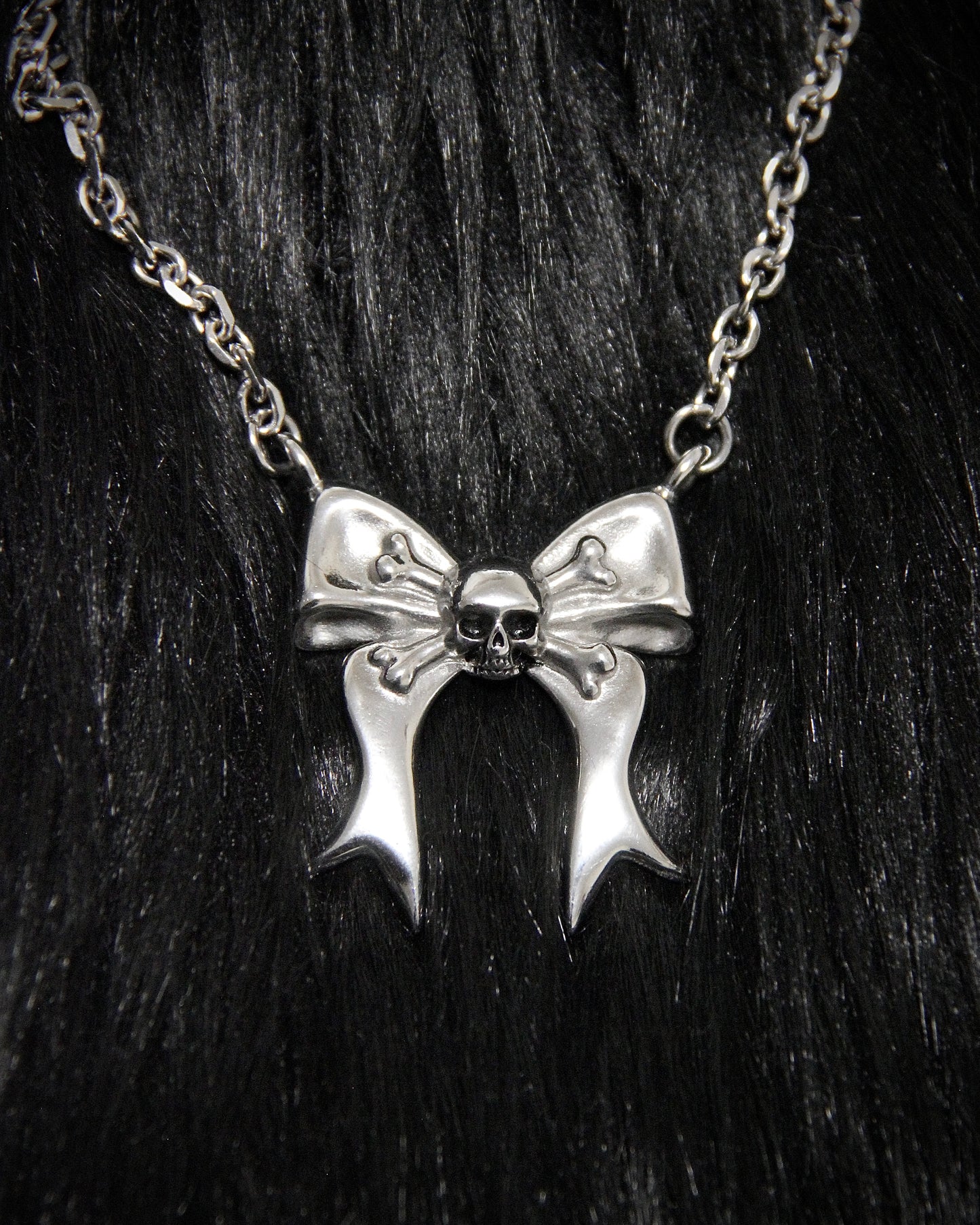 CROSSBONES SKULL BOW NECKLACE