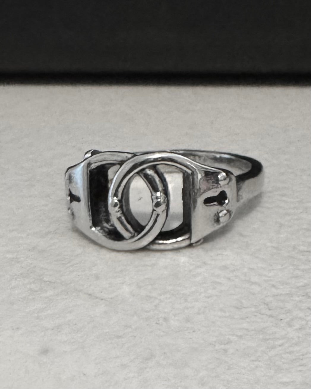 HANDCUFF RING