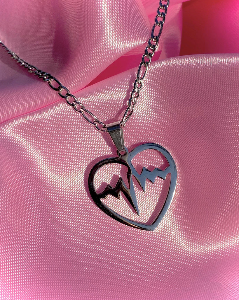 BEATING HEART NECKLACE